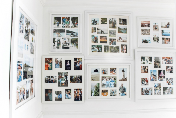 Dinding galeri dengan berbagai foto keluarga dan perjalanan